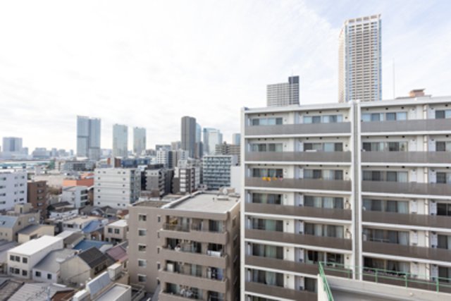 １１階の建物の１０階に所在しています。