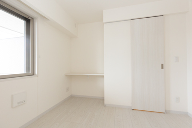 ウォークインクローゼットの横には、カウンターがついています。※写真は同タイプ住戸です。