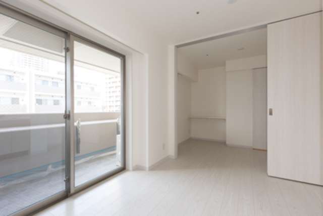 ダイニングキッチンはバルコニーのある窓に面しているので、明るい雰囲気の部屋になりますね。※写真は同タイプ住戸です。