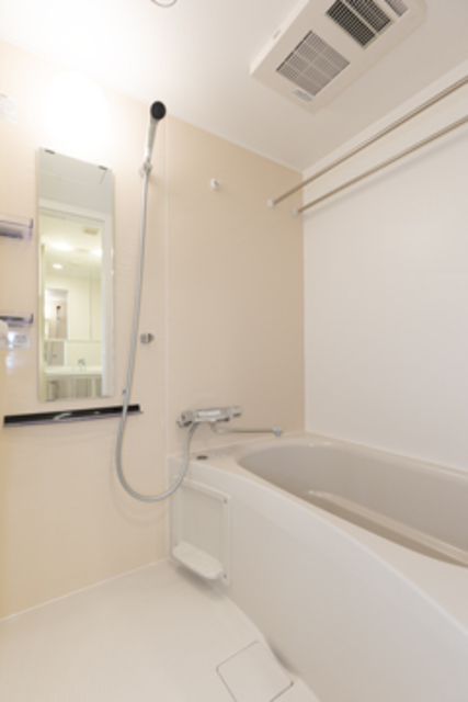 シンプルな浴室。※写真は同タイプ住戸です。