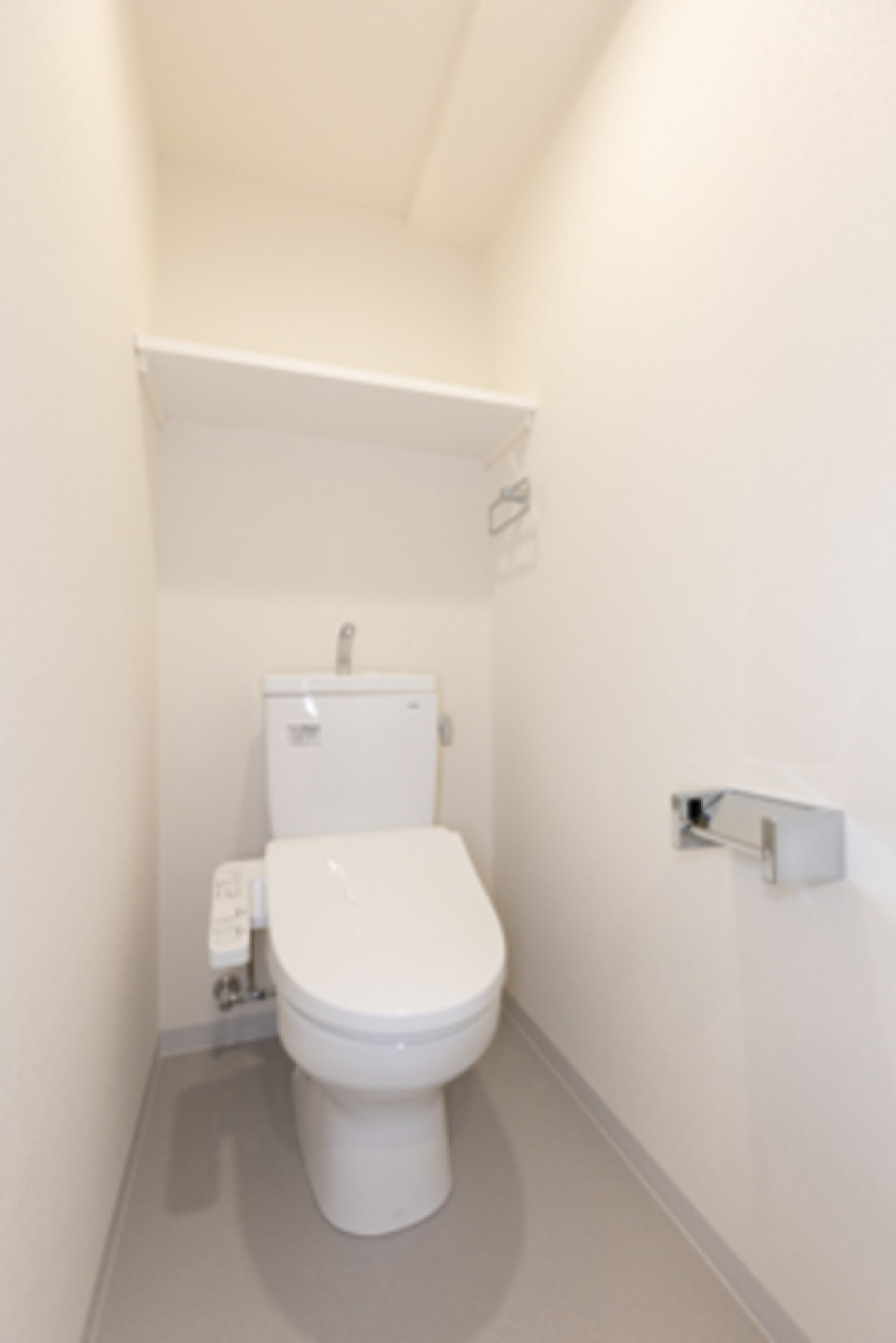 棚があるので掃除用具を整理整頓しやすそうです。※写真は同タイプ住戸です。