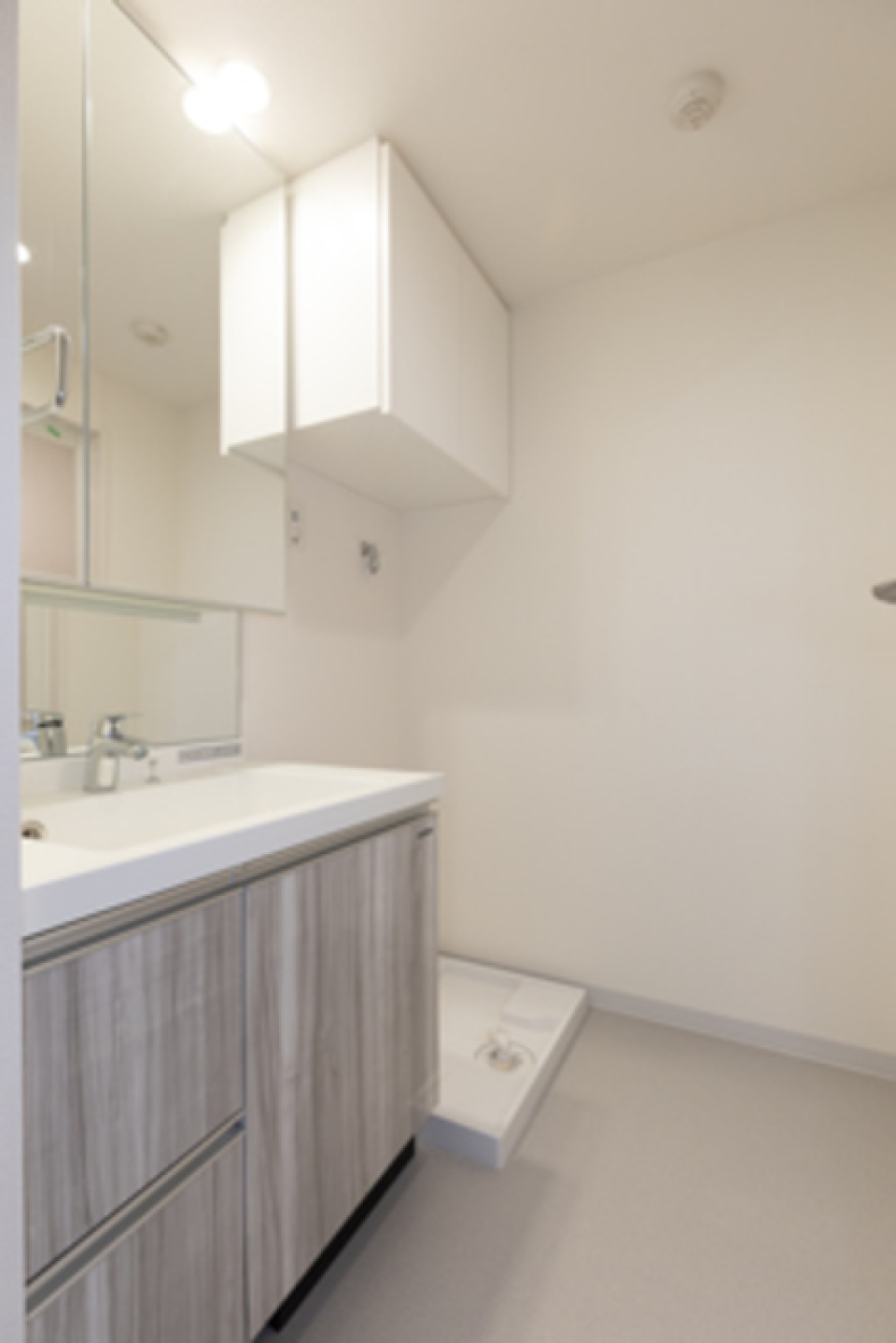 洗面台のパネルはフローリングに合わせたグレー系。※写真は同タイプ住戸です。