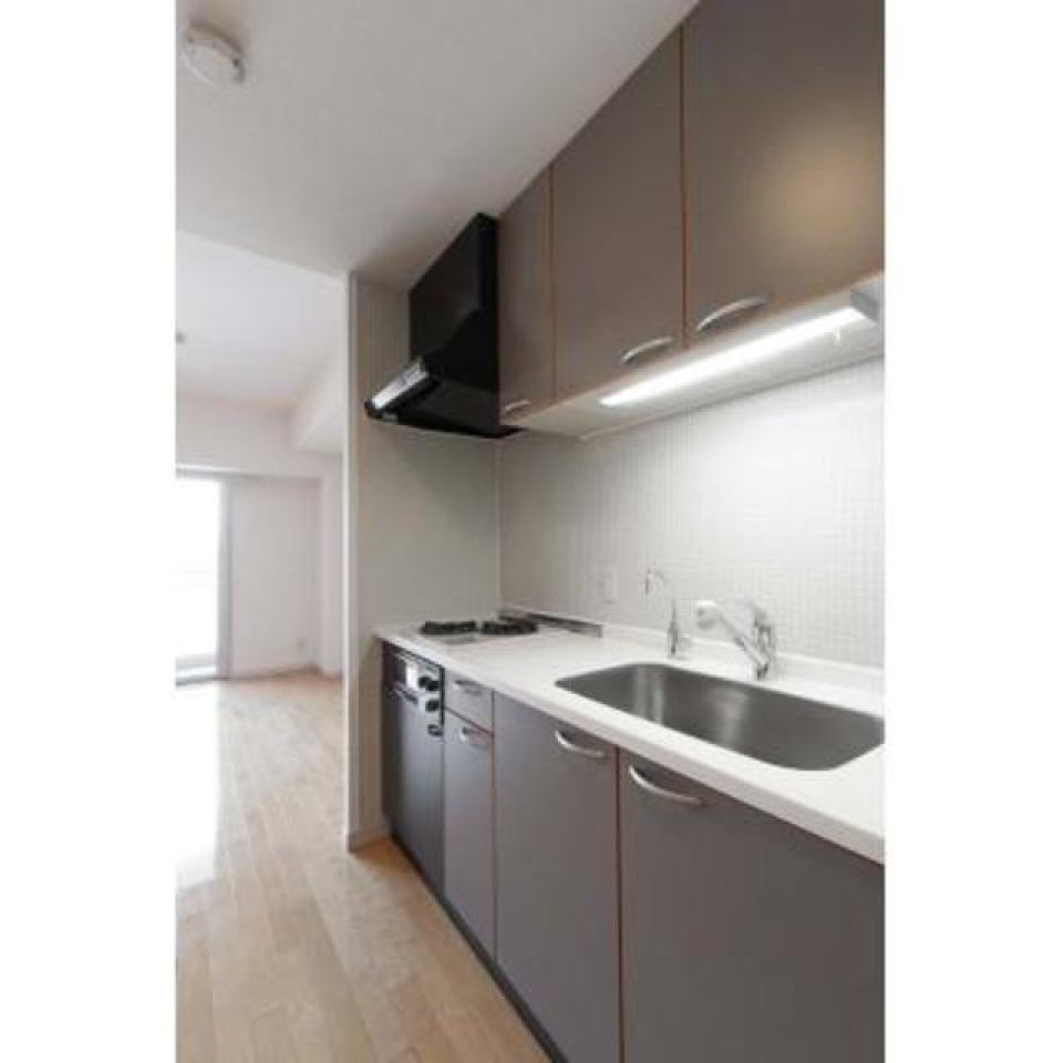 手元を明るく照らすキッチン。※写真は同タイプ住戸です。