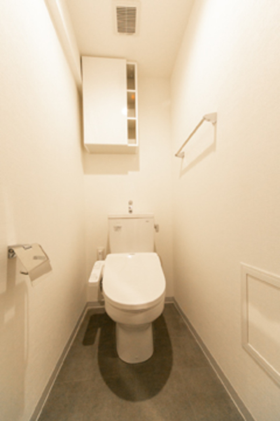 棚があるので掃除用具を整理整頓しやすそうです。※写真は同タイプ住戸です。