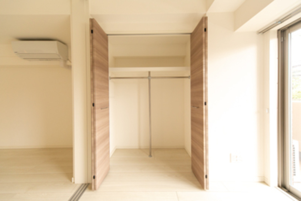 収納を開けた時の様子。※写真は同タイプ住戸です。