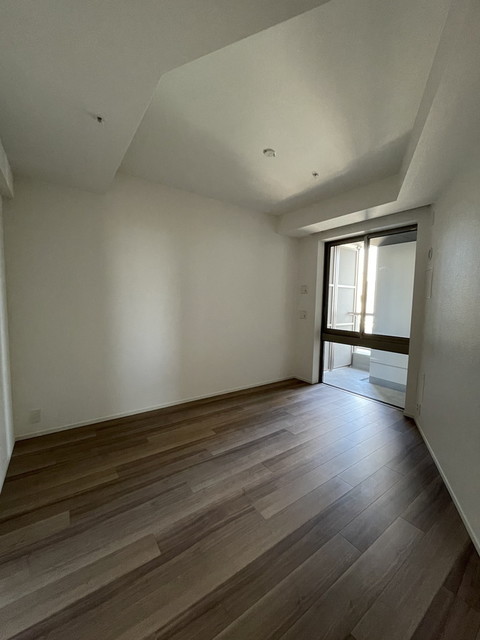 洋室から窓を見た時の様子。※写真は同タイプ住戸です。