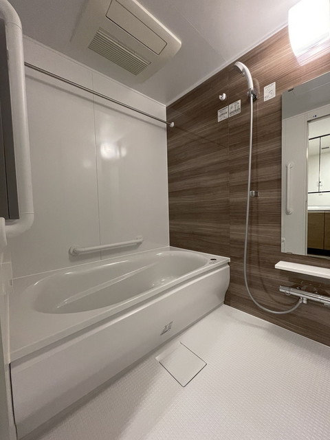 ブラウンのパネルが同にゅすあれた浴室です。※写真は同タイプ住戸です。