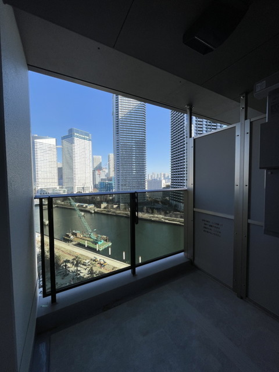 ５８階の建物の１３階に位置しています。