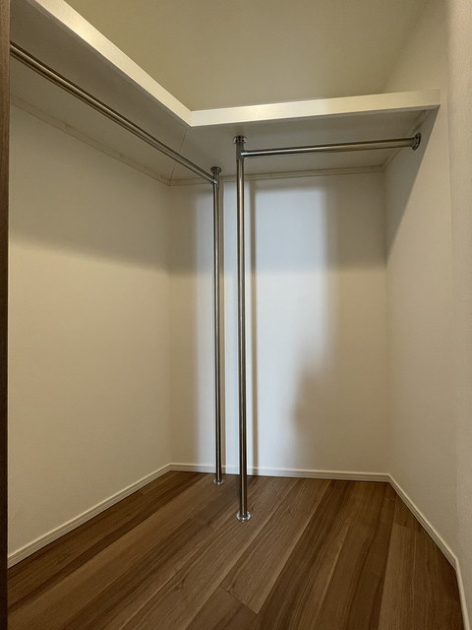 ウォーキングクローゼットの中です。※写真は同タイプ住戸です。