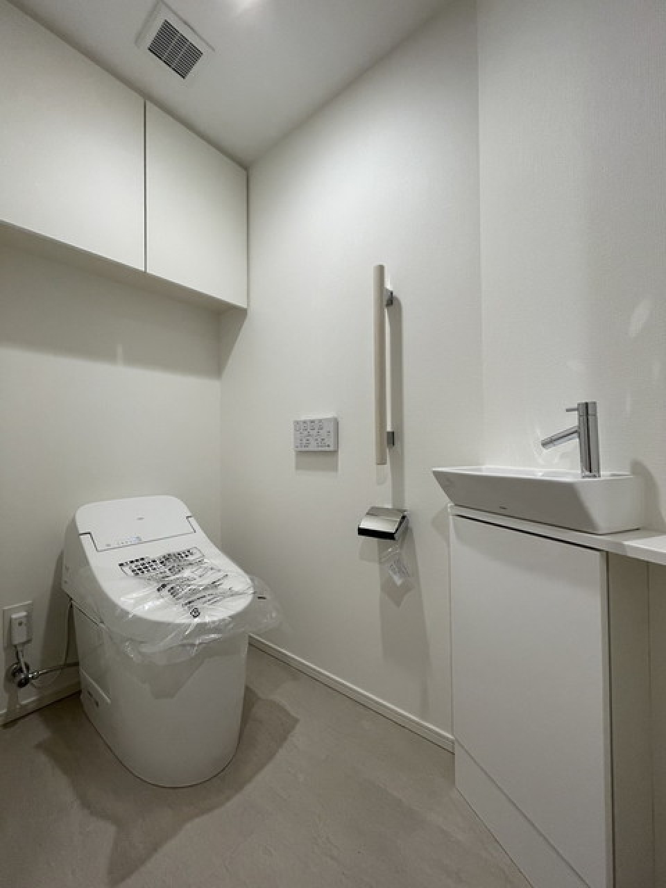 棚があるので掃除用具を整理整頓しやすそうです。※写真は同タイプ住戸です。