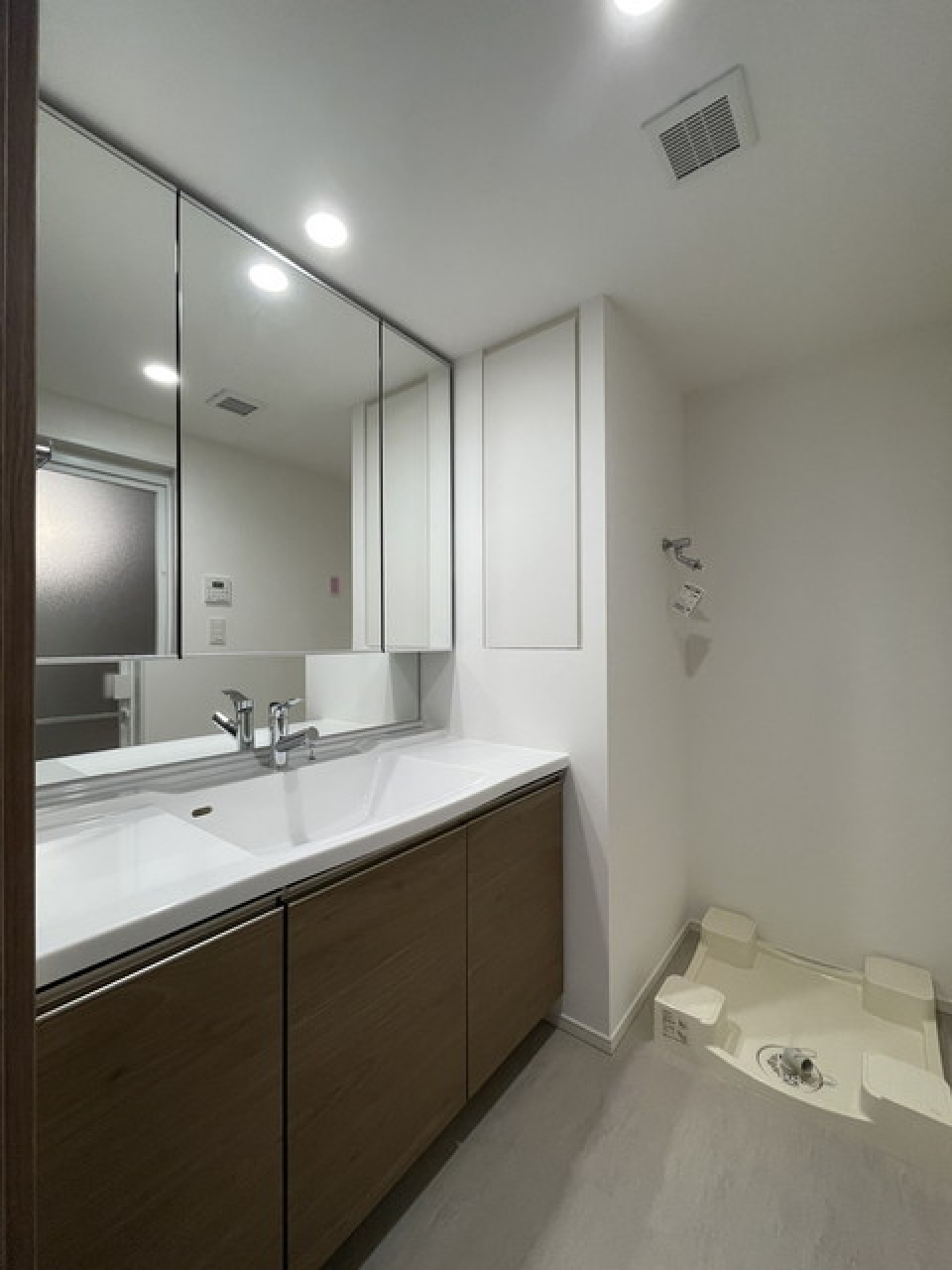 幅があるゆとりの独立洗面台。※写真は同タイプ住戸です。