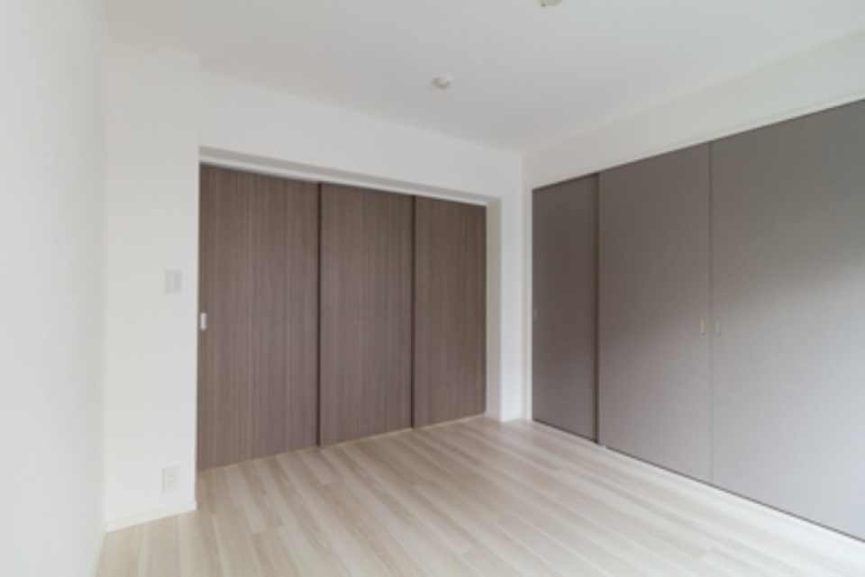アッシュ系のグレーの壁紙と建具がカッコイイですね！※写真は同タイプ住戸です。