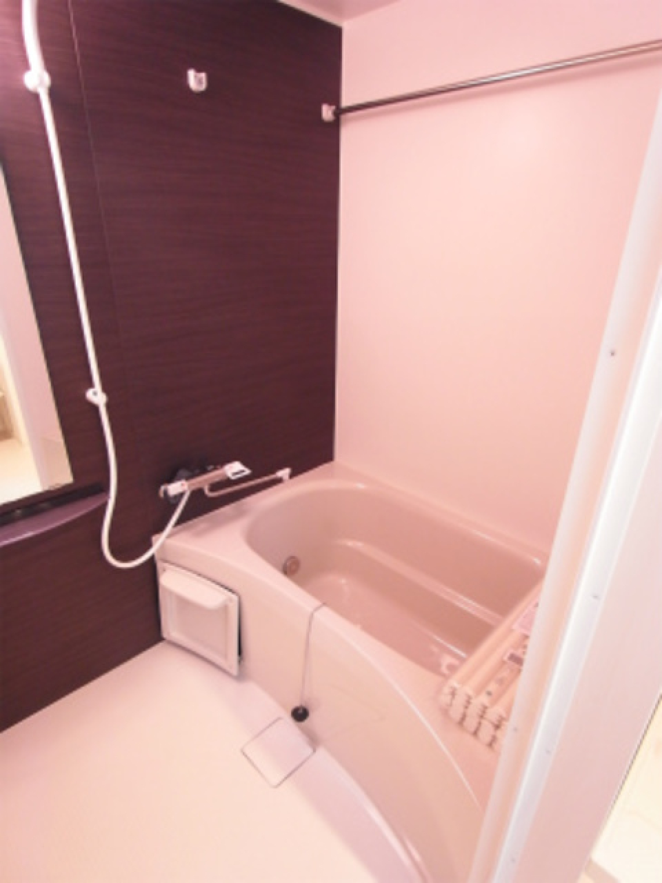 ダークトーンのパネルの洋室です。