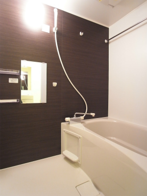 ダークトーンのパネルがオシャレな浴室。