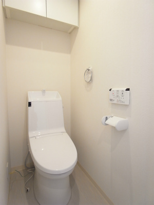 棚があるので掃除用具を整理整頓しやすそうです。