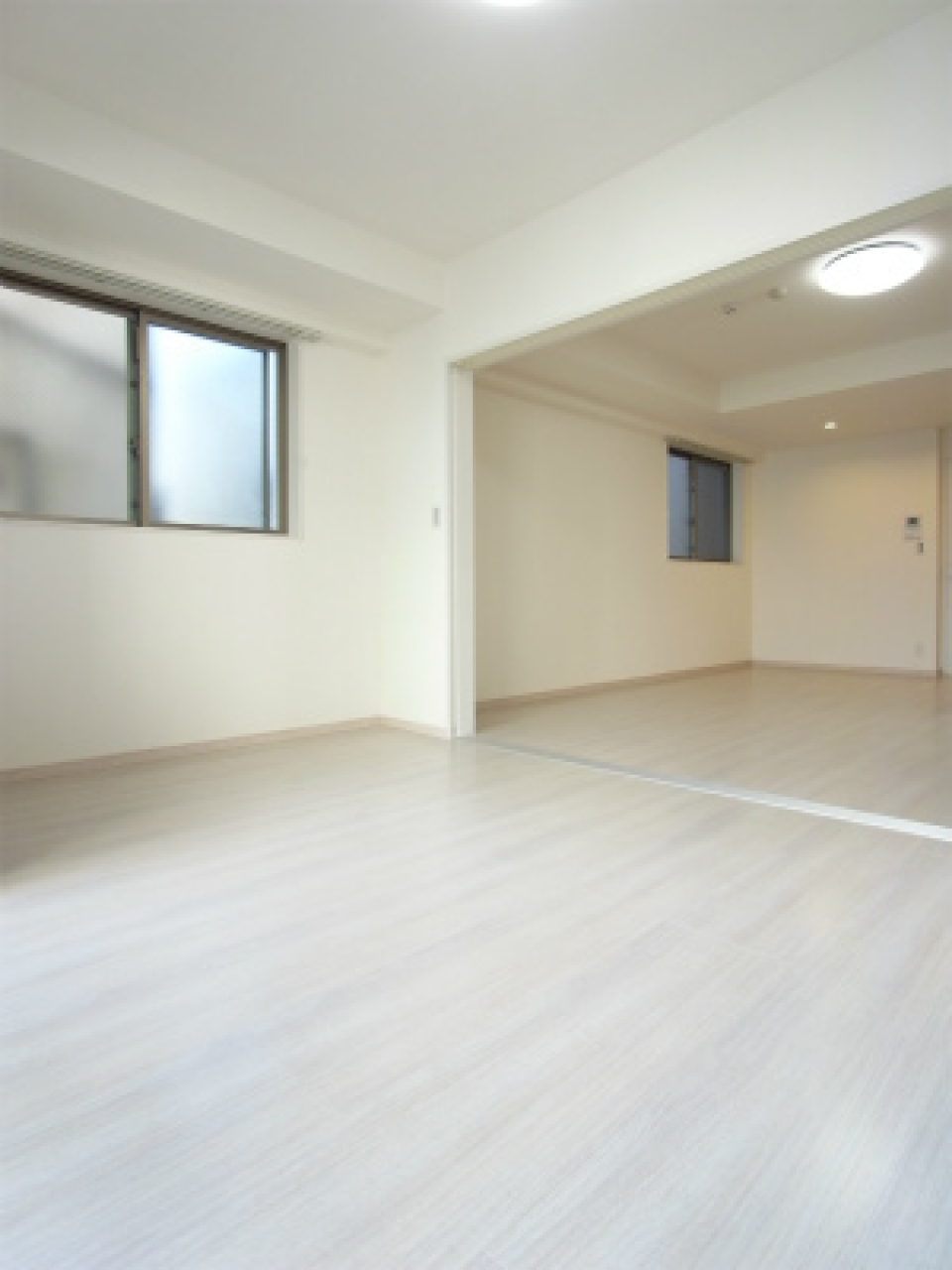 リビングにも窓があるので、扉を閉めた時もちゃんと光を集めることが出来ます。