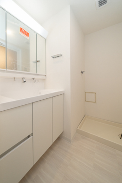 白で清潔感のある洗面台。※写真は同タイプ住戸です。