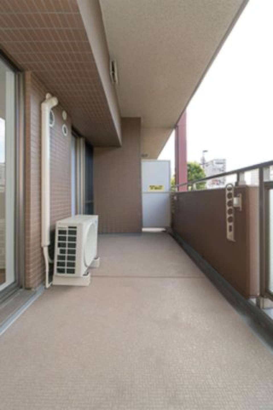 バルコニーの様子。※写真は同タイプ住戸です。