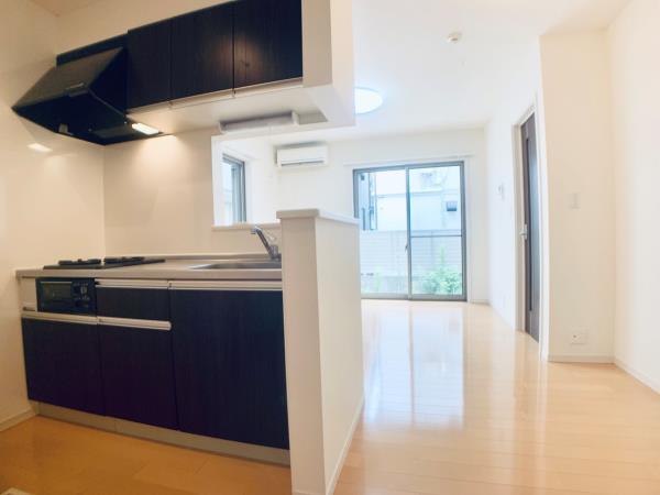 ２口のガスコンロからリビングダイニングを覗くことができます。