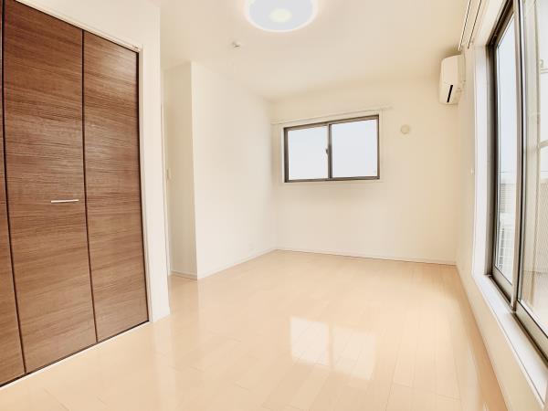 約１１．３７帖のリビングがイニングキッチンです。