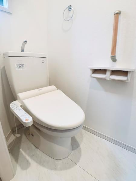 手すり付きのトイレです。