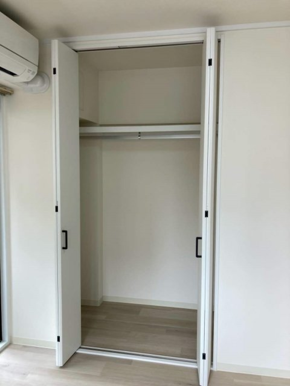 洋室は6帖と5帖あります。収納を開けた時の様子。