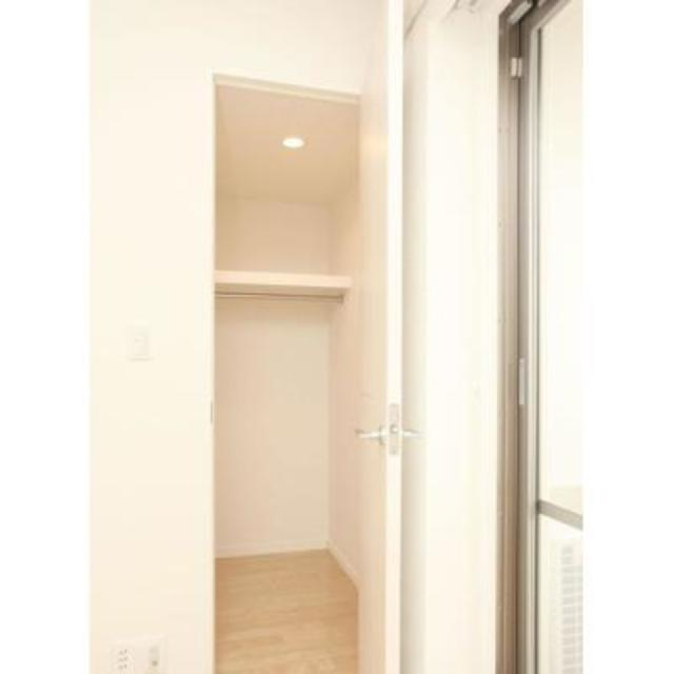収納を開けた時の様子です。※写真は同タイプ住戸です。
