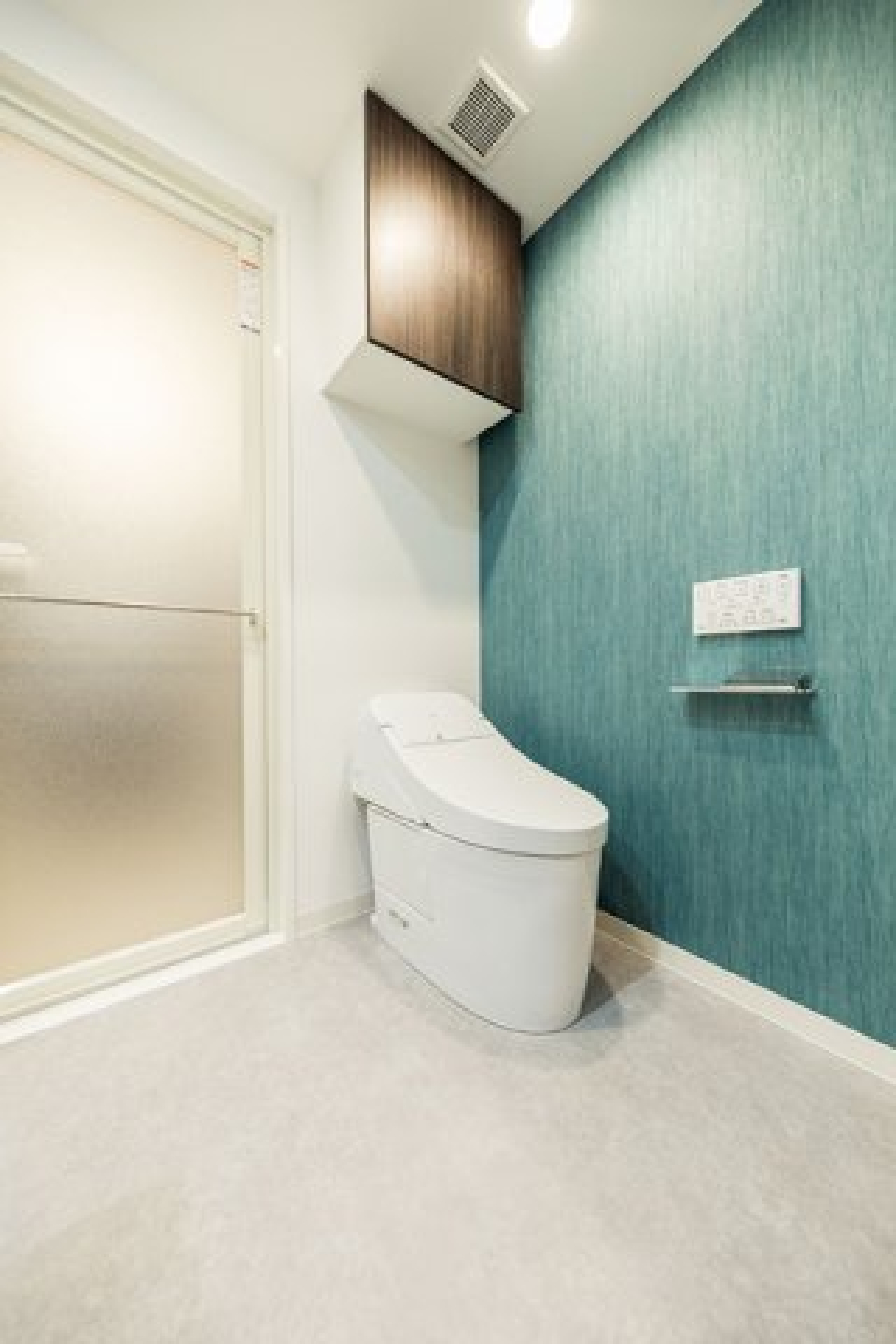 ブルーの壁紙が素敵なトイレです！※写真は同タイプ住戸です。