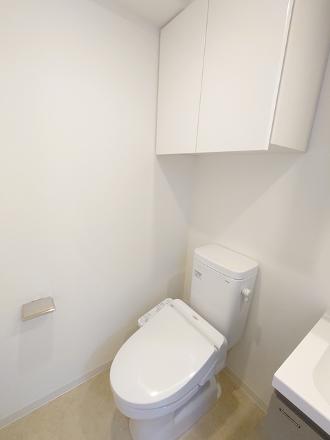 棚があるので掃除用具など整理整頓しやすそうですね。※写真は同タイプ住戸です。