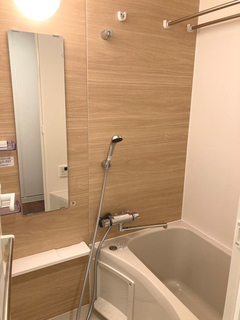 ナチュラルなパネルが導入された浴室です。※写真は同タイプ住戸です。