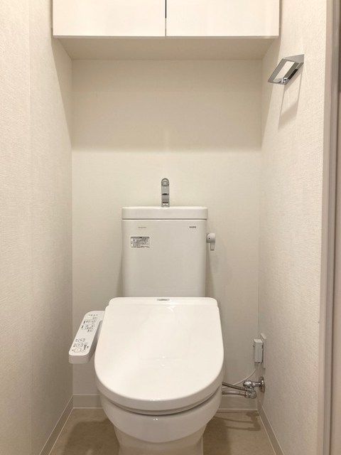 棚があるので掃除用具など整理整頓しやすそうですね。※写真は同タイプ住戸です。