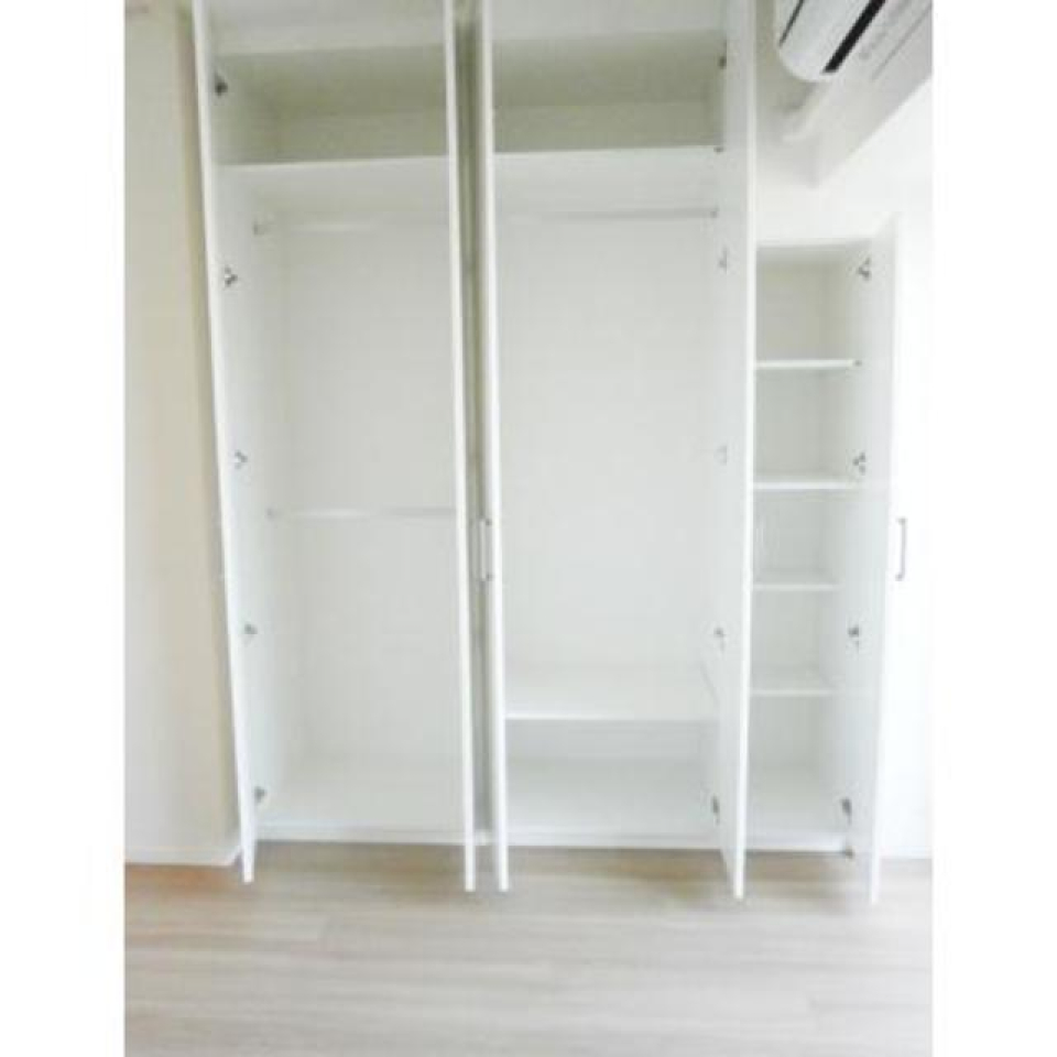 収納を開けた時の様子。※写真は同タイプ住戸です。