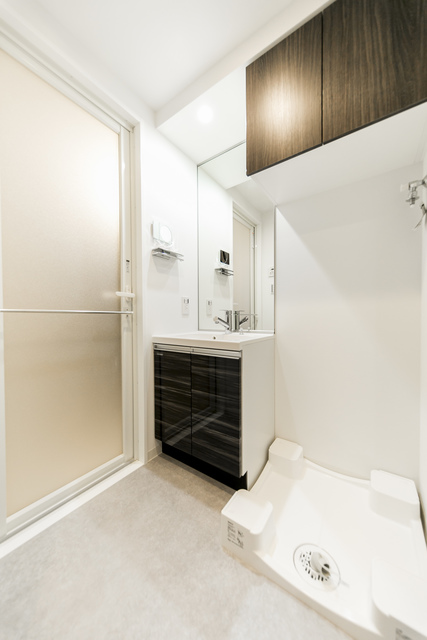 独立洗面台のお隣には収納もあって嬉しい♪※写真は同タイプ住戸です。