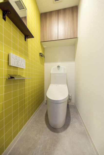 トイレも黄色いウォールで可愛い！※写真は同タイプ住戸です。