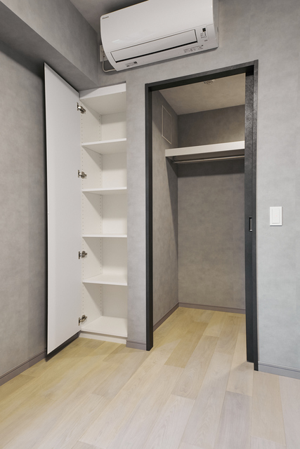 収納を開けた時の様子。※写真は同タイプ住戸です。