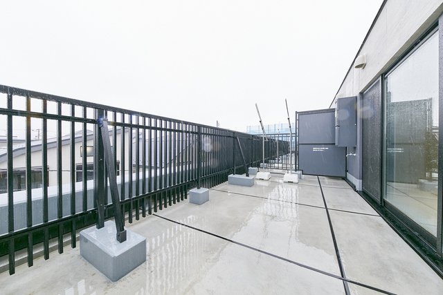 ゆったりとしたルーフバルコニーですね！※写真は同タイプ住戸です。