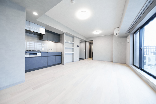 目の前にはルーフバルコニーが広がっています。※写真は同タイプ住戸です。