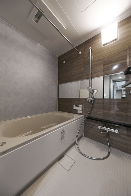 ナチュラルなパネルが導入された浴室です。※写真は同タイプ住戸です。