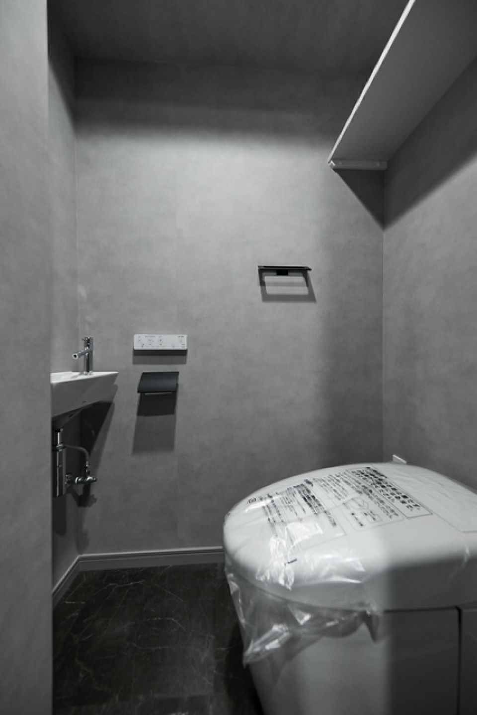 こちらも落ち着いた雰囲気のトイレです。※写真は同タイプ住戸です。