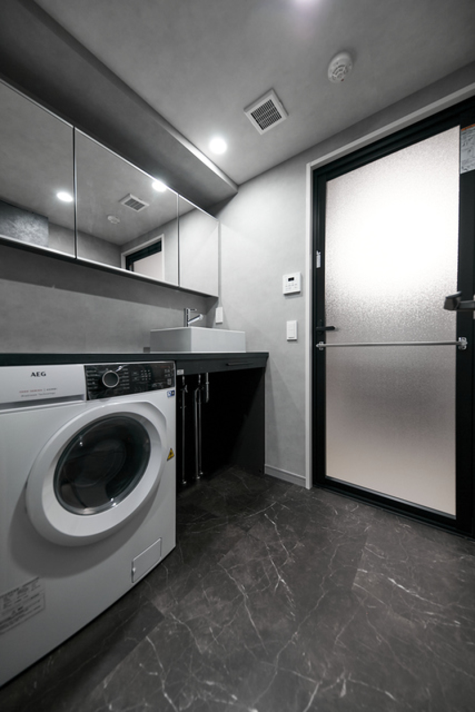 洗面台に洗濯機が設置されています。※写真は同タイプ住戸です。