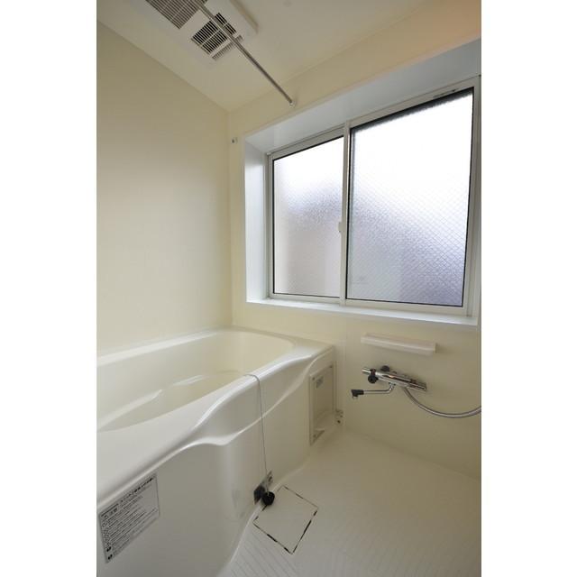 お風呂にはワイドな窓が。いいですね。