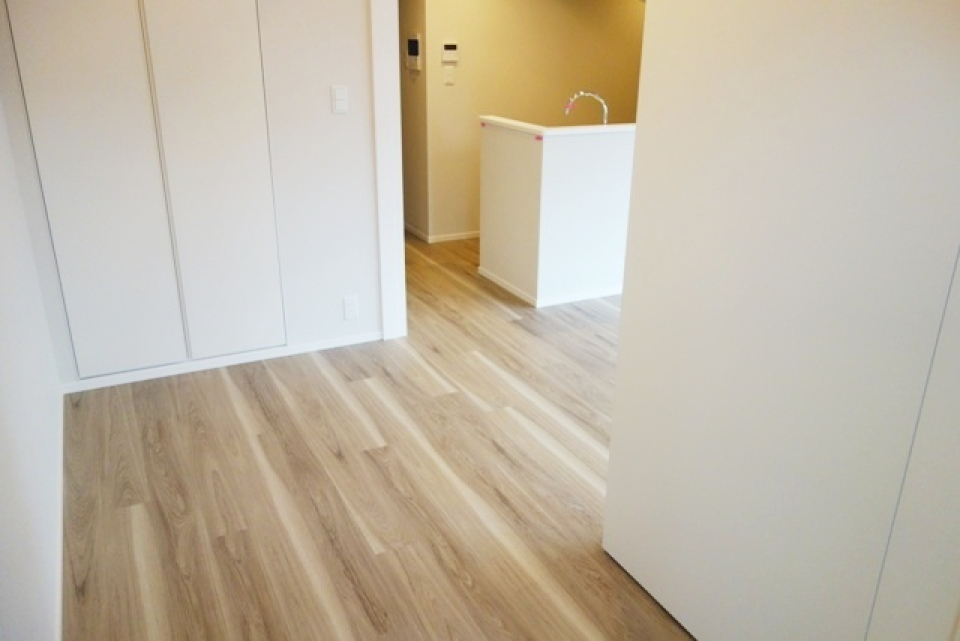 LDK横の3.8帖の洋室の様子・※写真は同タイプ住戸です。