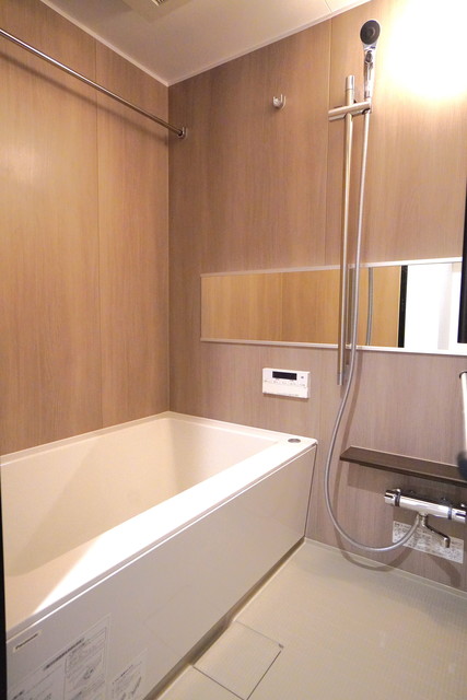 ナチュラルな木目調のパネルがオシャレの浴室です。※写真は同タイプ住戸です。