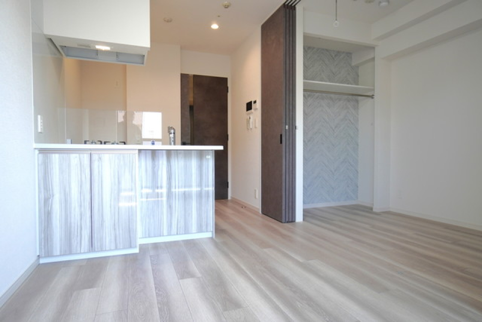 お隣には２．４帖の洋室になっています。※写真は同タイプ住戸です。