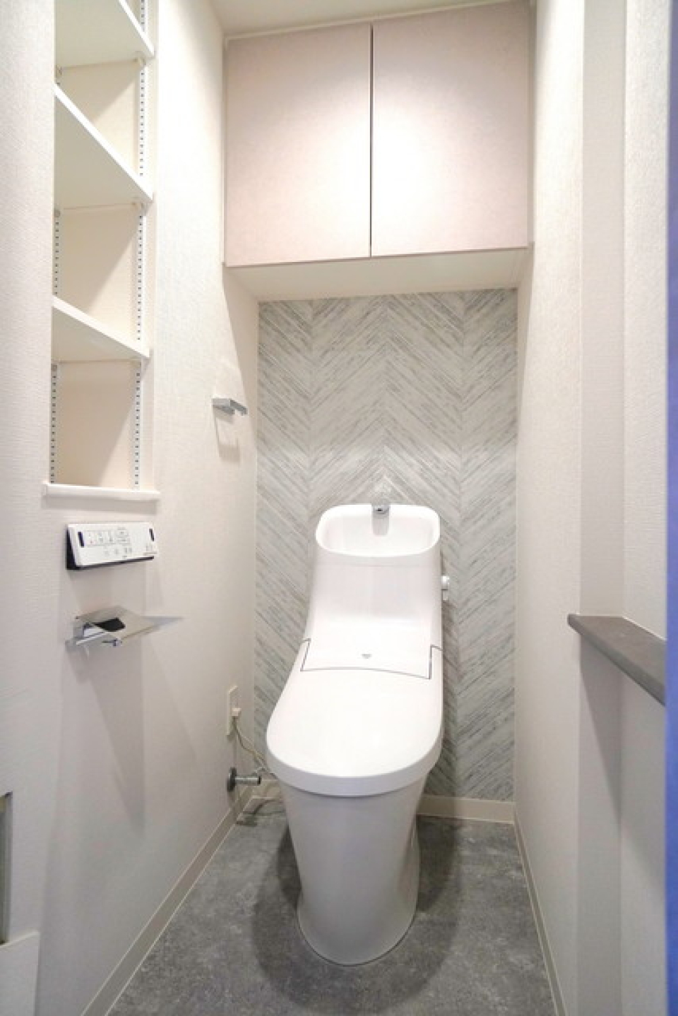 棚があるので掃除用具など整理整頓しやすそうですね。※写真は同タイプ住戸です。