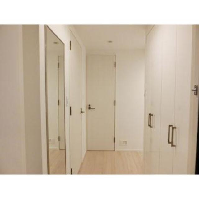 白くて清潔感のある廊下