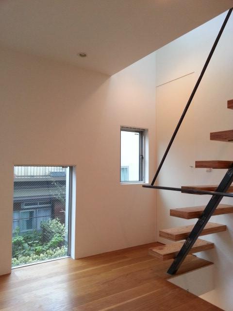 階段を降りたところにも窓が。自然光をうまく取り入れられるデザインなんですね。