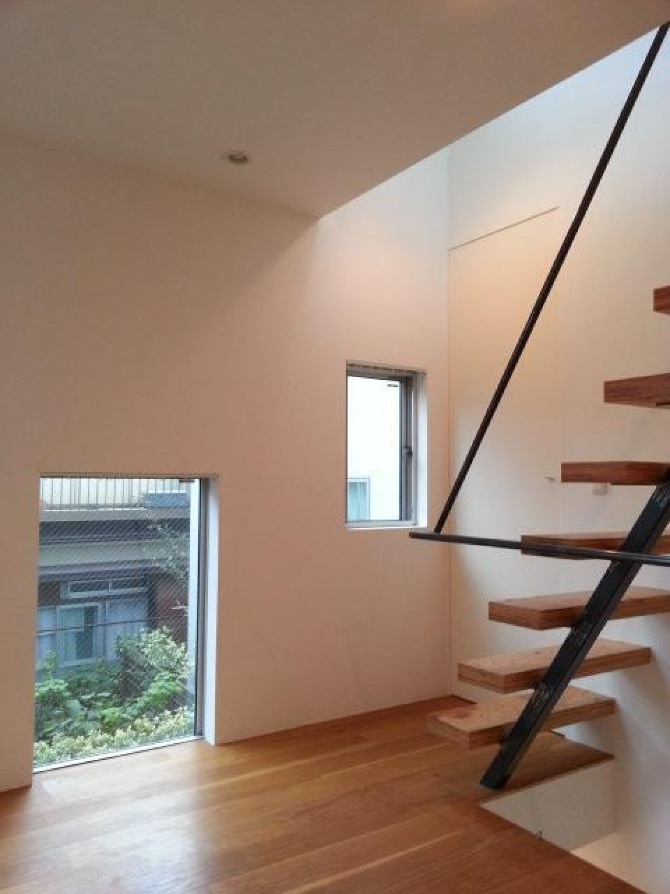 階段を降りたところにも窓が。自然光をうまく取り入れられるデザインなんですね。