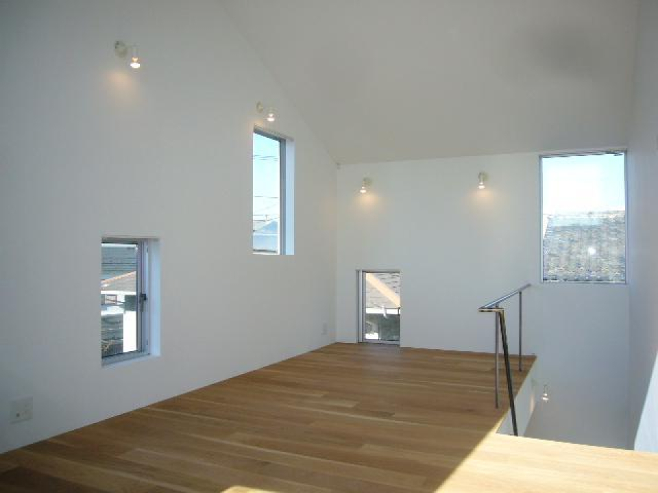 窓がちりばめられている。