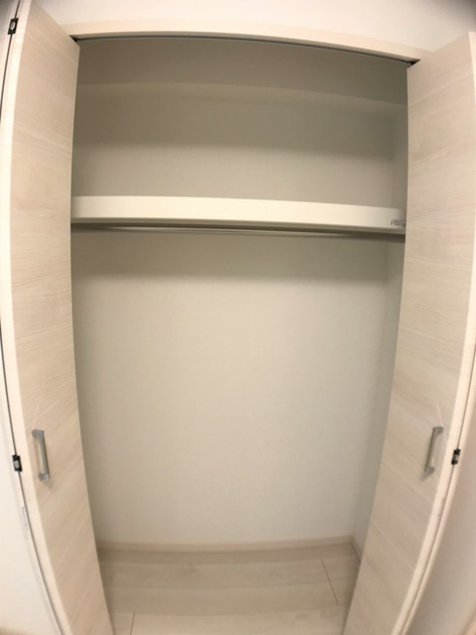 ベッドルームにはクローゼットも付いています※写真は同タイプ住戸です。